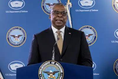 El secretario de Defensa, Lloyd Austin, pronuncia unas palabras durante una sesión informativa con el rpesdiente del Estado Mayor Conjunto, general Mark Milley, en el Pentágono, en Washington, el miércoles 15 de amrzo de 2023. (AP Foto/Andrew Harnik)