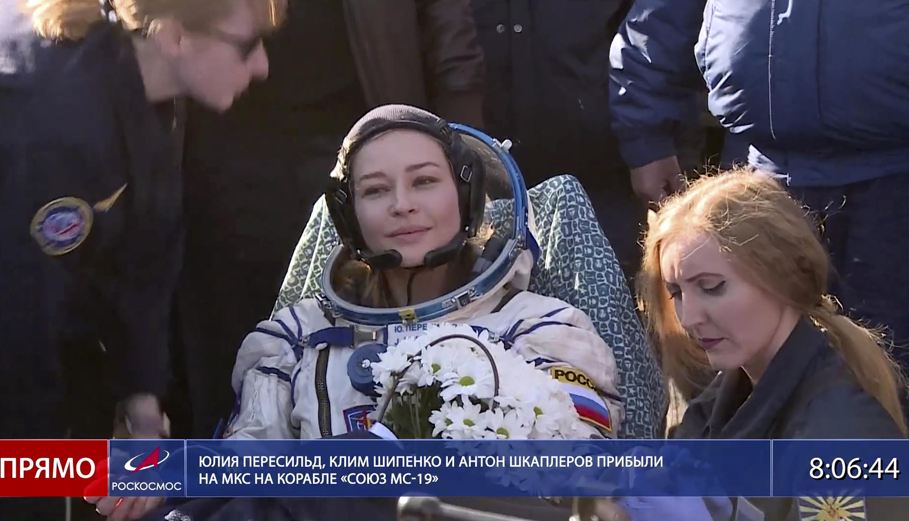 Российские кинематографисты приземлились после съемок на космической станции