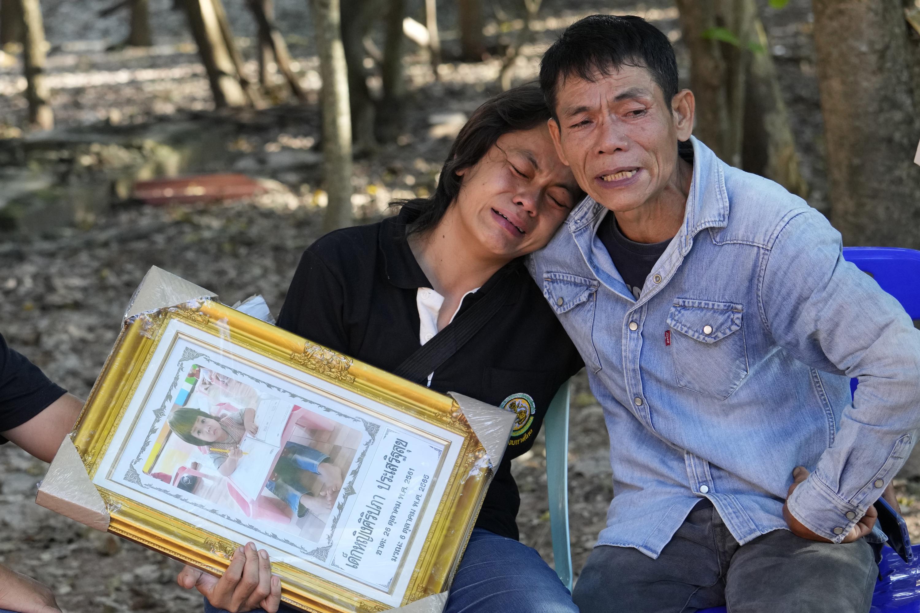 “Je t’aime, maman”: une victime thaïlandaise de 4 ans pleure