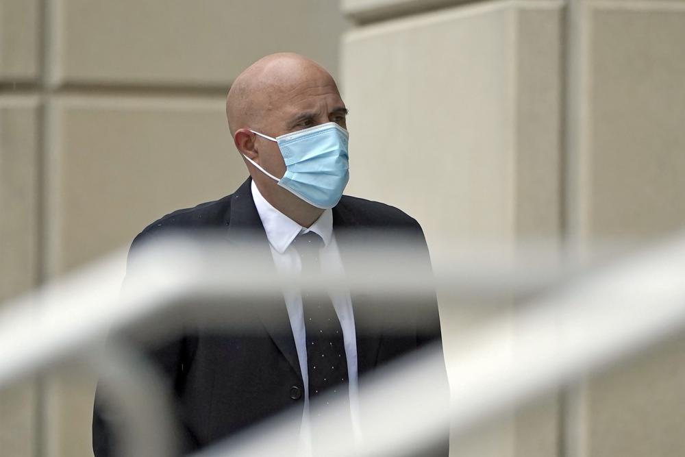 ARCHIVO – El exagente de la DEA José Irizarry llega a la corte en Tampa, Florida, el jueves 18 de noviembre de 2021. La jueza federal Charlene Honeywell, quien sentenció a Irizarry, dijo que a él se atrapó, pero que aparentemente habría otros involucrados. (AP Foto/Chris O'Meara, Archivo)