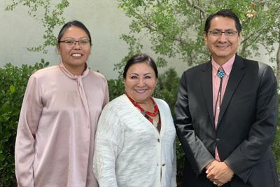 Esta foto proporcionada por Jared Touchin muestra a la directora de salud de la Nación Navajo, Jill Jim, a la izquierda, a la directora del Servicio de Salud Indígena del área de Navajo, Roselyn Tso, y al presidente de la Nación Navajo, Jonathan Nez, en Albuquerque, N.M., el 29 de julio de 2019. El presidente Joe Biden anunció el miércoles 9 de marzo de 2022 que nominará a Tso para supervisar el Servicio de Salud Indígena. (Jared Touchin vía AP)