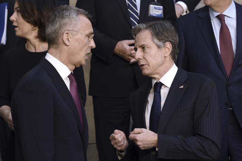 Ο Γενικός Γραμματέας του ΝΑΤΟ Jens Stoltenberg, αριστερά, μιλά με τον υπουργό Εξωτερικών των ΗΠΑ Antony Blinken καθώς παίρνουν μέρος σε μια ομαδική φωτογραφία σε μια έκτακτη συνάντηση των υπουργών Εξωτερικών του ΝΑΤΟ στην έδρα του ΝΑΤΟ στις Βρυξέλλες, Παρασκευή 4 Μαρτίου 2022. Ο υπουργός Εξωτερικών των ΗΠΑ Antony Blinken συναντά την Παρασκευή με τους ομολόγους του από το ΝΑΤΟ και την Ευρωπαϊκή Ένωση, καθώς ο πόλεμος της Ρωσίας κατά της Ουκρανίας εισήλθε στην ένατη ημέρα του, που σημαδεύτηκε από την κατάληψη του στρατηγικού λιμανιού της Χερσώνας και τον βομβαρδισμό του μεγαλύτερου πυρηνικού σταθμού της Ευρώπης.  (Olivier Douliery, Φωτογραφία πισίνας μέσω AP)