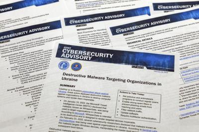 Fotografía de un aviso de ciberseguridad publicado el lunes 28 de febrero de 2022 por la Agencia de Seguridad de Infraestructuras y Ciberseguridad sobre un malware peligroso que ataca a organizaciones en Ucrania. (AP Foto/Jon Elswick)