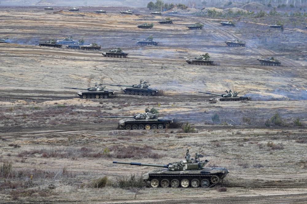 Los tanques se mueven durante los simulacros militares Union Courage-2022 Rusia-Bielorrusia en el campo de entrenamiento de Obuz-Lesnovsky en Bielorrusia, el sábado 19 de febrero de 2022. Preocupaciones occidentales de que Moscú podría usar el ejercicio para atacar a Ucrania desde el norte.  (Foto AP/Alexander Zemlianichenko Jr.)