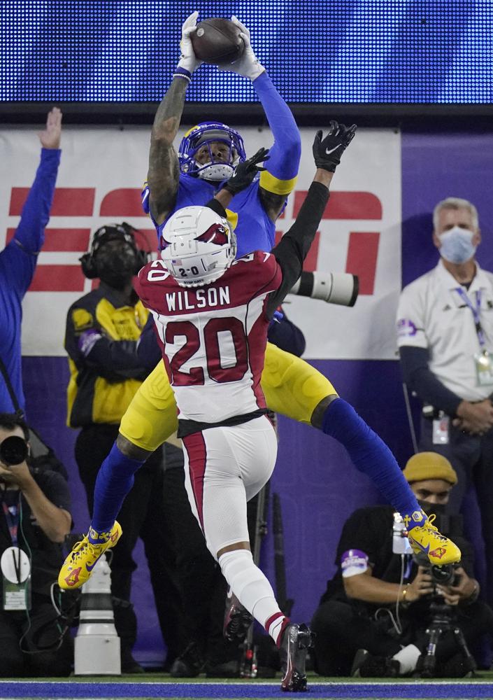 El receptor abierto de los Rams de Los Ángeles, Odell Beckham Jr., arriba, atrapa un touchdown contra el esquinero de los Cardinals de Arizona, Marco Wilson (20), durante la primera mitad de un partido de fútbol americano de playoffs de comodines de la NFL en Inglewood, California, el lunes 17 de enero de 2022. (Foto AP/Mark J. Terrill)