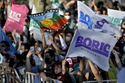 Seguidores del izquierdista Gabriel Boric se reúnen tras el cierre de las casillas en Santiago de Chile, el domingo 19 de diciembre de 2021. (AP Foto/Matías Delacroix)