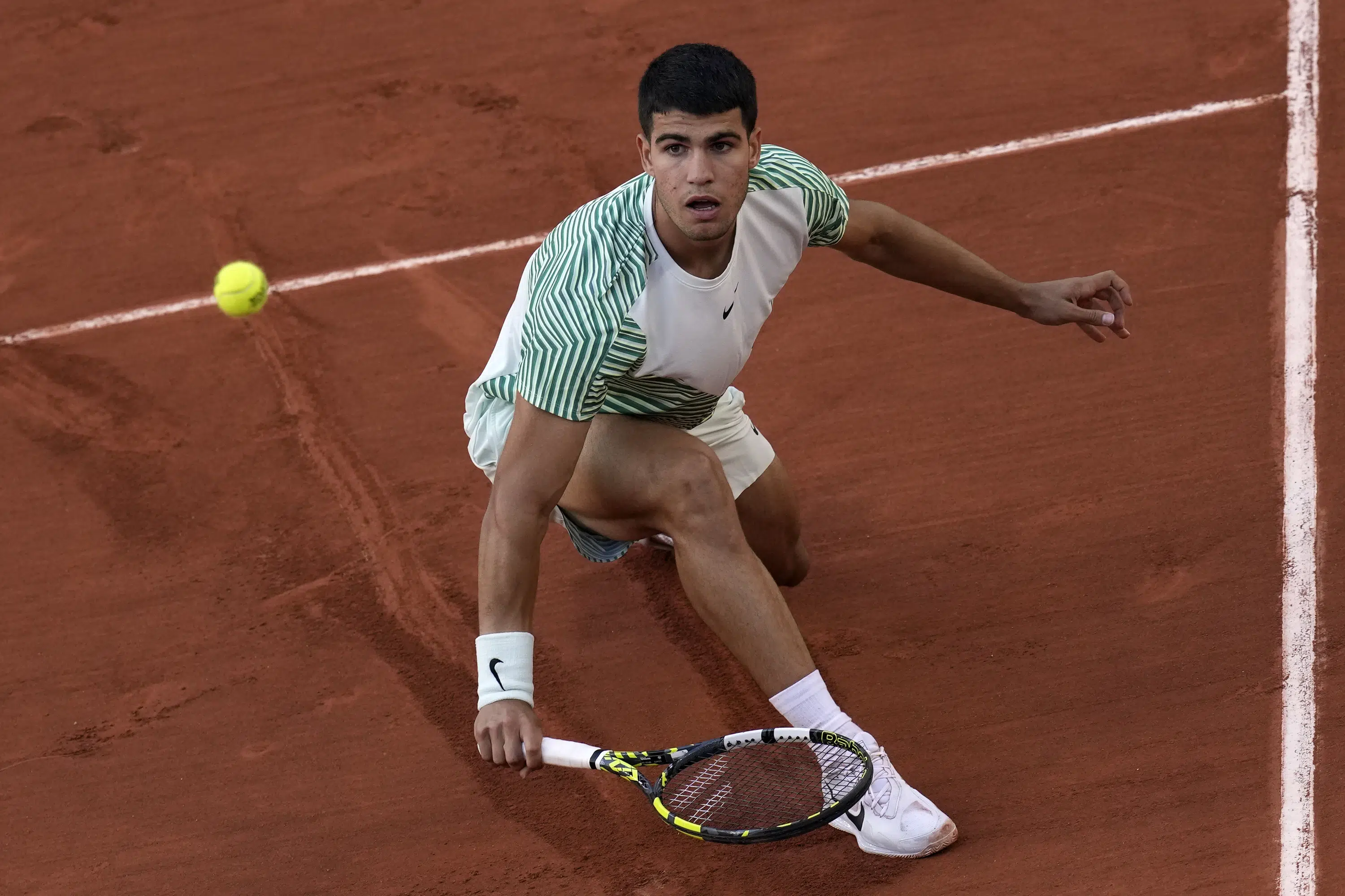 Alcaraz et Djokovic sont en difficulté tardivement avec leur séquence de victoires à Roland-Garros