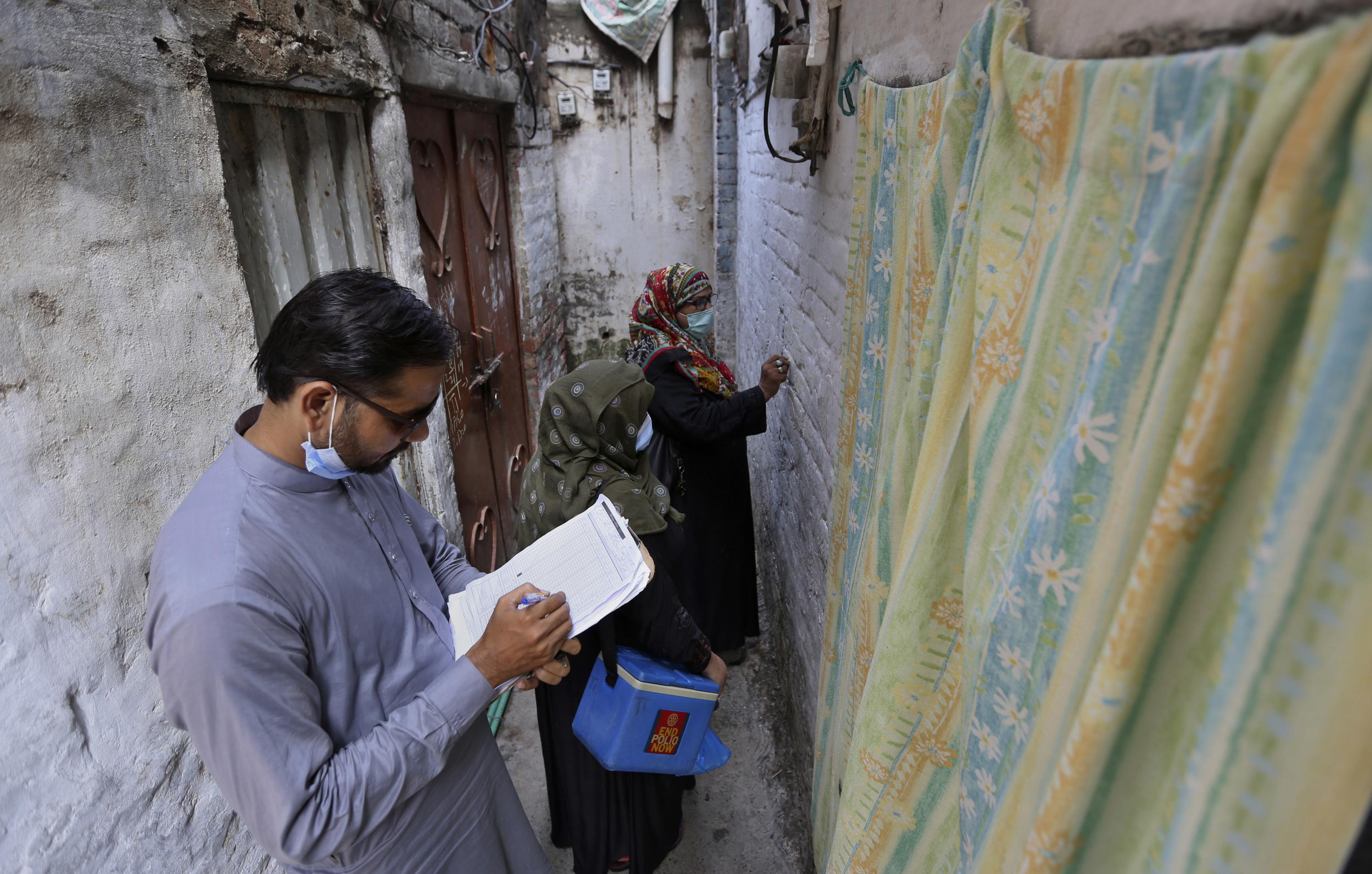 Pakistani police say polio team attacked, policeman killed | AP News