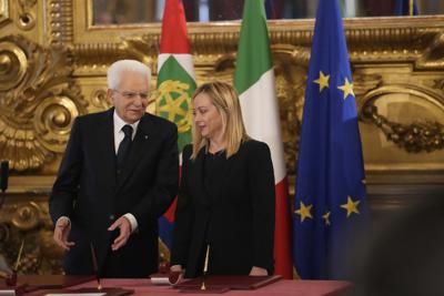 El presidente de Italia, Sergio Mattarella, junto a la nueva primera ministra del país, Giorgia Meloni, durante la ceremonia de toma de posesión, en el Palacio del Quirinal, Roma, el 22 de octubre de 2022, (AP Foto/Alessandra Tarantino)