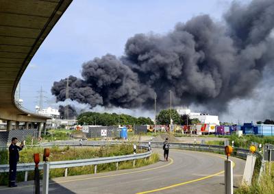 Una nube negra de humo se alza sobre un parque industrial en Leverkusen, Alemania, el martes 27 de julio de 2021. Había bomberos del departamento local trabajando sobre el terreno. (Mirko Wolf/dpa via AP)