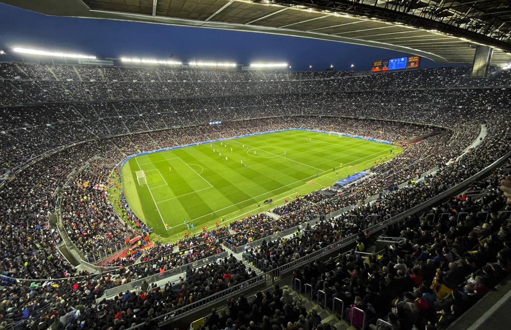 Los espectadores abarrotan el estadio Camp Nou durante el partido de vuelta de cuartos de final de la Liga de Campeones Femenina entre Barcelona y Real Madrid en Barcelona, ​​España, el miércoles 30 de marzo de 2022. Una multitud récord mundial para un partido de fútbol femenino de más de 91.000 personas vio El Barcelona derrota al Real Madrid por 5-2 en la Champions League en el Estadio Camp Nou.  (Foto AP/María Ángela Angles)