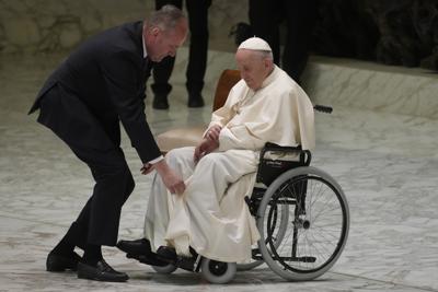 El papa Francisco consulta su reloj mientras asiste a una audiencia con peregrinos del centro de Italia en el Vaticano, el sábado 14 de mayo de 2022. (Foto AP/Gregorio Borgia)