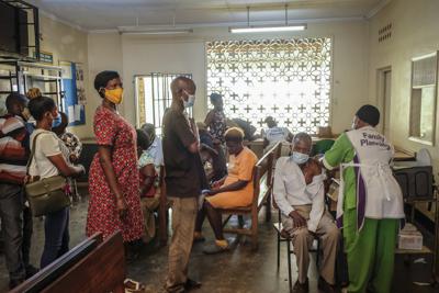 ARCHIVO - La población recibe vacunas de Pfizer contra el COVID en el Centro de Salud Kiswa III en Kampala, Uganda, el martes 8 de febrero de 2022. (AP Foto/Hajarah Nalwadda, archivo)