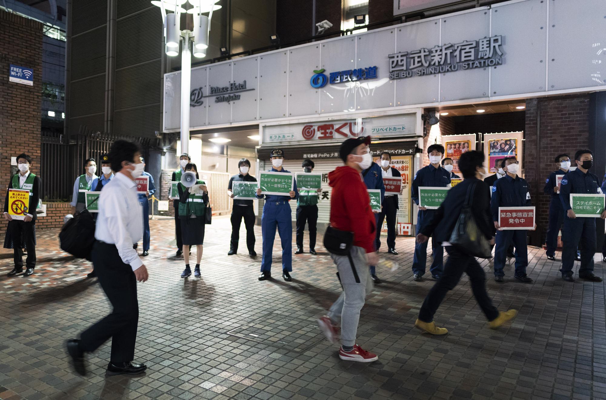 Ap Photos Tokyo Nightlife Bustles Despite Virus Emergency