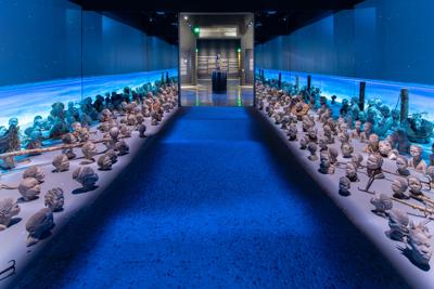Esta fotografía de agosto de 2021, proporcionada por Equal Justice Initiative/Human Pictures, muestra una exposición acerca de la gente asesinada en el viaje desde África a puertos que recibían esclavos en Estados Unidos, en el Legacy Museum, en Montgomery, Alabama. (Equal Justice Initiative/Human Pictures)