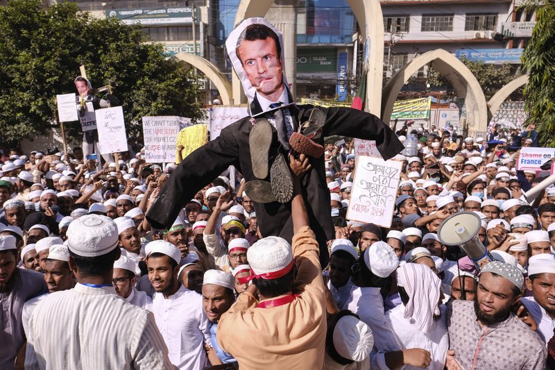 Tens of thousands protest in Bangladesh over French cartoons