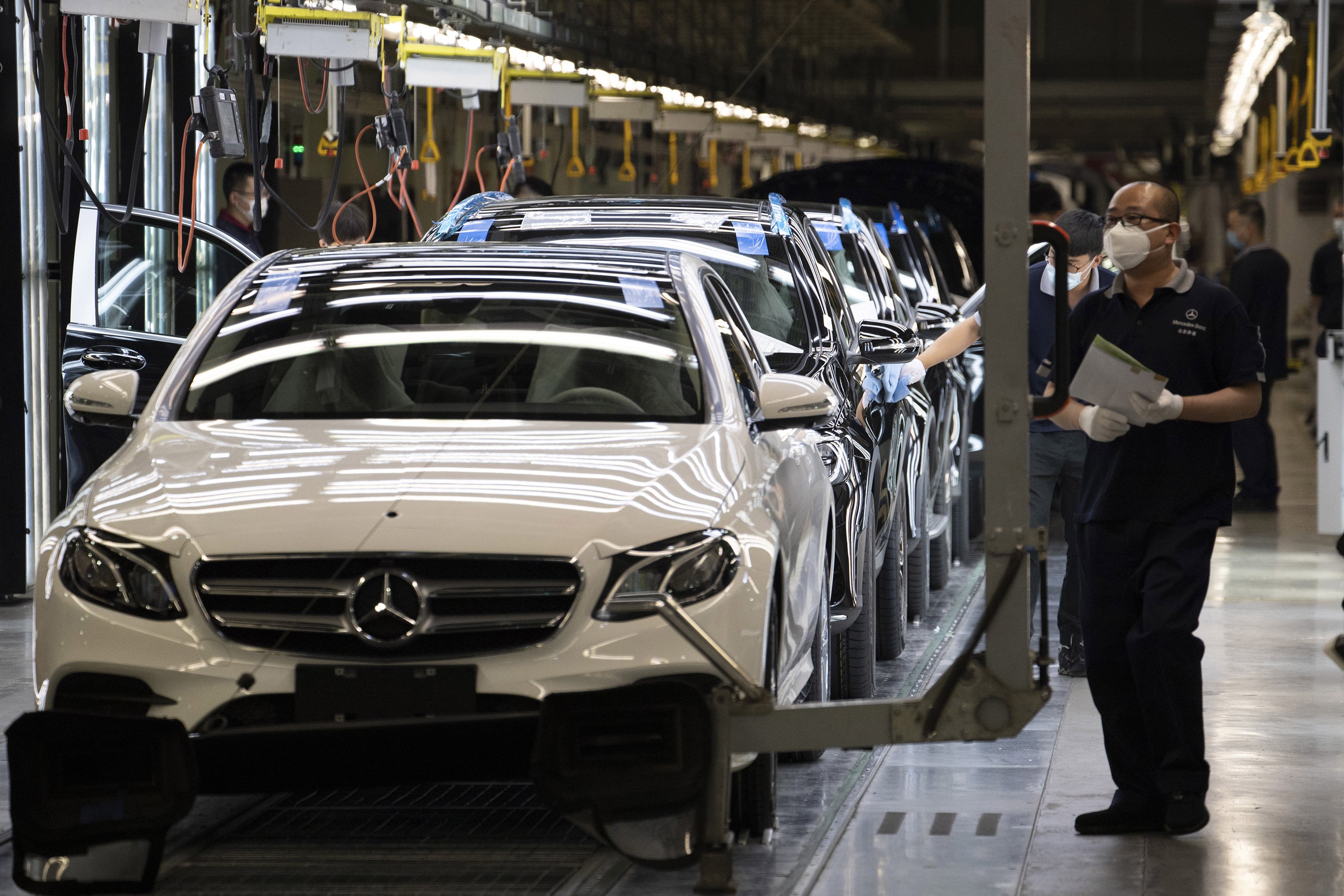 Mercedes to recall 660,000 vehicles in China for oil leak