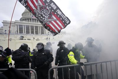 ARCHIVO - En esta imagen del 6 de enero de 2021, agentes de la Policía del Capitolio contienen a insurrectos leales al expresidente Donald Trump en el Capitolio, Washington. (AP foto/Julio Cortez, Archivo)