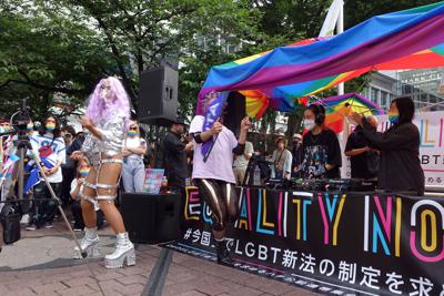 La marcha a favor de derechos de las personas LGBTQ en Tokio el 6 de junio del 2021. (Foto AP/Mari Yamaguchi)