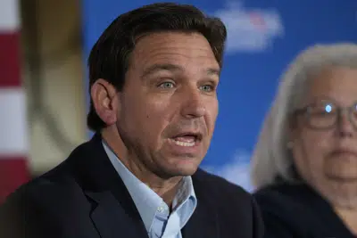 El gobernador de Florida Ron DeSantis durante un evento político, el viernes 19 de mayo de 2023, en Bedford, Nueva Hampshire. (AP Foto/Robert F. Bukaty)