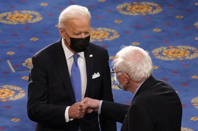 Joe Biden (izq) y Bernie Sanders se saludan al llegar a una sesión conjunta del Congreso en Washington el 28 de abril del 2021. (AP Photo/Andrew Harnik, Pool)