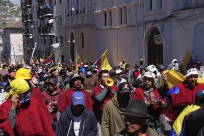 Manifestantes indígenas marchan hacia la Basílica del Voto Nacional donde se celebraba el diálogo con el gobierno tras el paro y las protestas violentas de las últimas dos semanas, en el centro de Quito, Ecuador, el martes 28 de junio de 2022. (AP Foto/Dolores Ochoa)