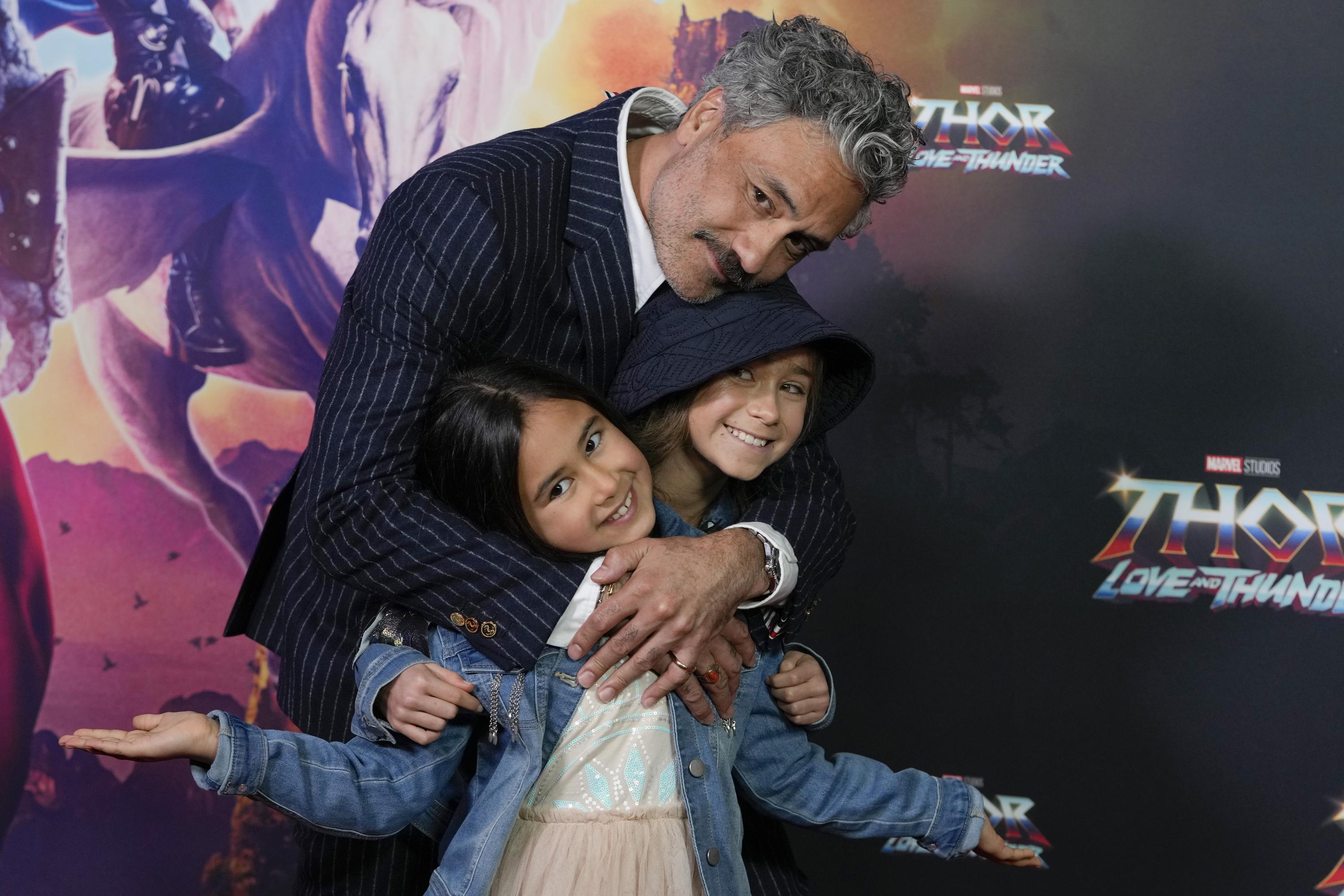 Taika Waititi rompe esquemas en “Thor: Love and Thunder” | AP News