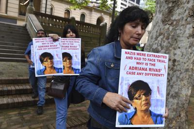 ARCHIVO - En esta fotografía del 2 de abril de 2019, miembros de la comunidad chilena-australiana protestan afuera de un tribunal de Sydney. (Dean Lewins/AAPImage vía AP, Archivo)