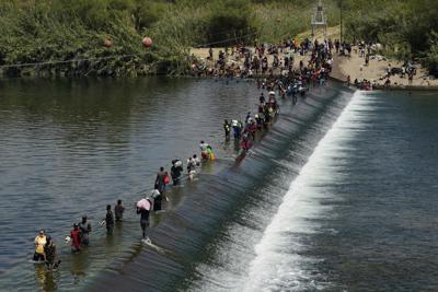 En esta imagen del 18 de septiembre del 2021, un grupo de haitianos cruza hacia Estados Unidos en Del Río, Texas. (Foto AP/Eric Gay, Archivo)