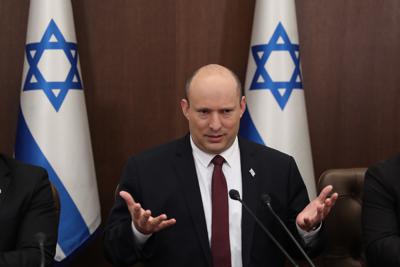 ARCHIVO - El primer ministro israelí Naftali Bennett habla durante una reunión de gabinete en su oficina, en Jerusalén, el domingo 19 de junio de 2022.. (Abir Sultan/Pool Photo vía AP, archivo)