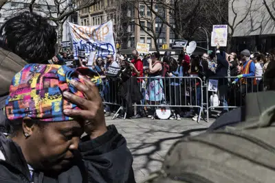 Simpatizantes anti Trump se enfrentan con partidarios del expresidente desde lugares designados ubicados en el parque Collect Pond, frente a la fiscalía de distrito de Manhattan, el martes 4 de abril de 2023, en Nueva York. (AP Foto/Stefan Jeremiah)