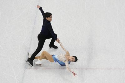 Sui Wenjing y Han Cong, de China, compiten en el programa de patinaje libre por parejas durante la competencia de patinaje artístico en los Juegos Olímpicos de Invierno de 2022, el sábado 19 de febrero de 2022, en Beijing. (AP Photo/Jeff Roberson)