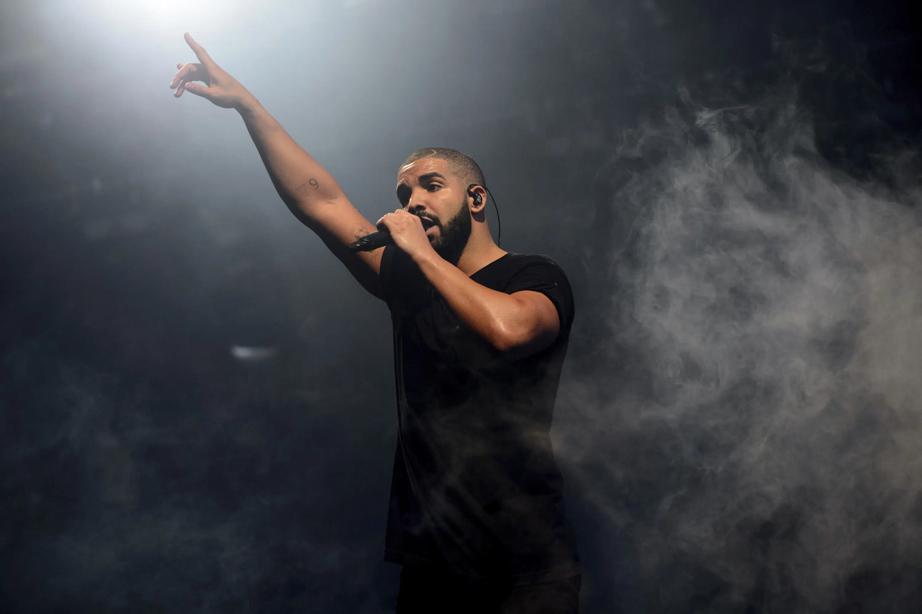 Drake livre des tubes lors du concert de la semaine du Super Bowl “Homecoming”