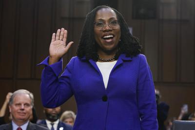 ARCHIVO - La jueza Ketanji Brown Jackson, postulada para la Corte Suprema, presta juramento antes de declarar ante la Comisión Judicial del Senado, 21 de marzo de 2022, en el Capitolio en Washington. (AP Foto/Jacquelyn Martin, File)