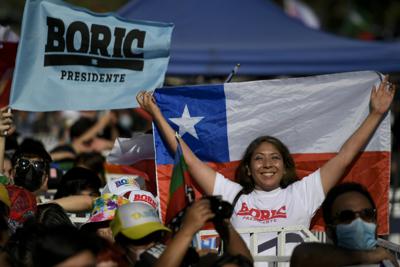 Simpatizantes del candidato presidencial Gabriel Boric, de la coalición "Apruebo la Dignidad", animan previo al mitin de cierre de campaña el jueves 16 de diciembre de 2021 en Santiago, Chile, antes de la segunda vuelta de las elecciones presidenciales. (AP Foto/Matias Delacroix)