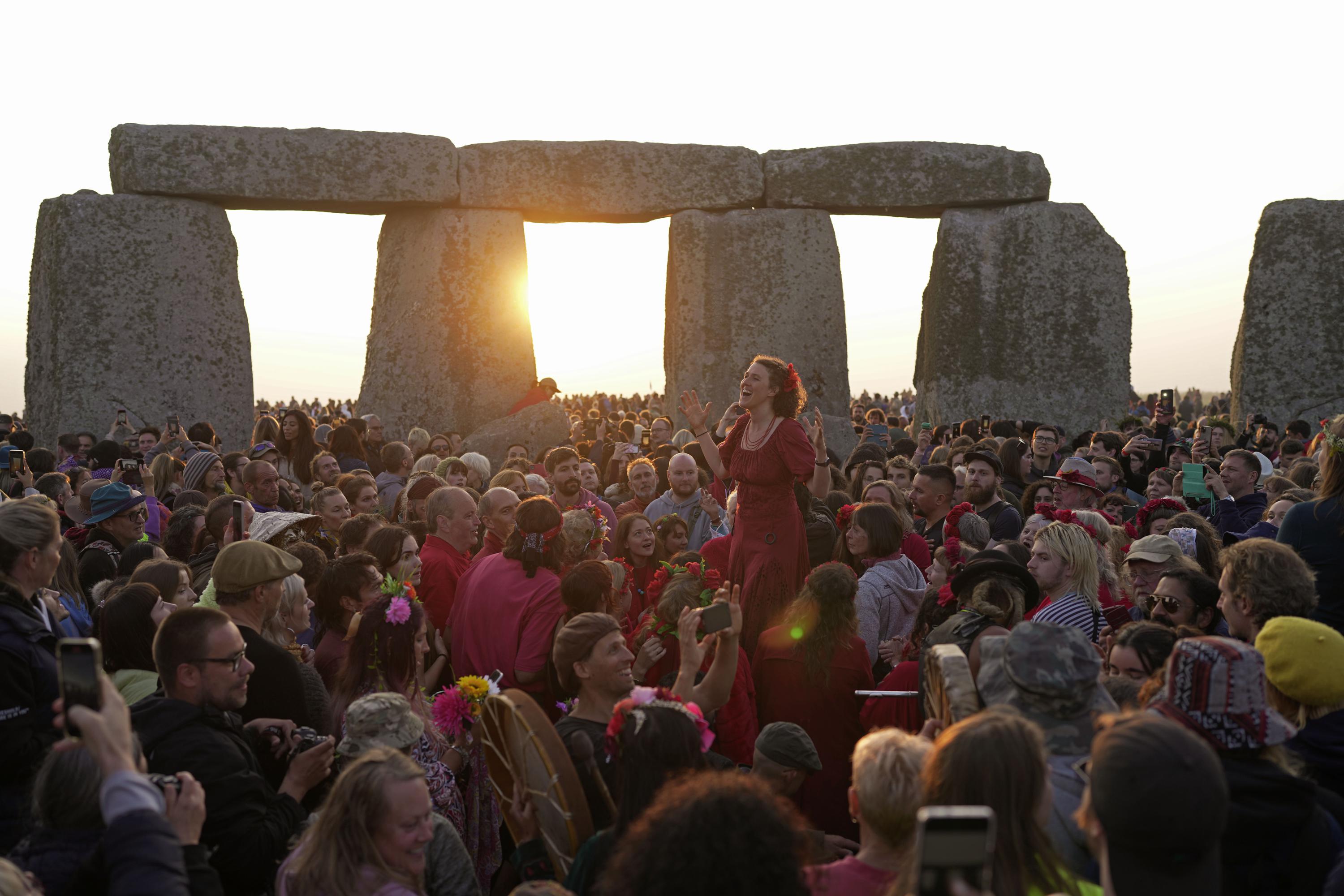 ¡Todos saluden al sol!  Stonehenge recibe a 8.000 visitantes por el solsticio de verano