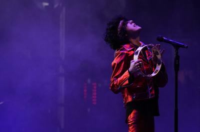 La rockera Laura Pergolizzi alias LP durante su presentación en el festival Corona Capital en la Ciudad de México el sábado 20 de noviembre de 2021. El Corona Capital es el primer festival masivo que se realiza en la Ciudad de México desde el cierre por la pandemia de COVID-19  en 2020. (Foto AP/Eduardo Verdugo)