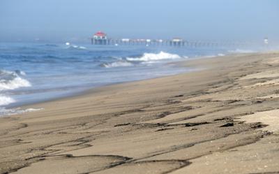 Parches de un derrame de petróleo en una playa de Huntington Beach, California, el domingo 3 de octubre de 2021. (Foto AP/Ringo H.W. Chiu)