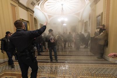 ARCHIVO - En esta fotografía de archivo del 6 de enero de 2021, una nube de humo llena el pasillo frente al Senado durante una confrontación entre policías del Capitolio y simpatizantes del presidente Donald Trump, en Washington. (AP Foto/Manuel Balce Ceneta, archivo)