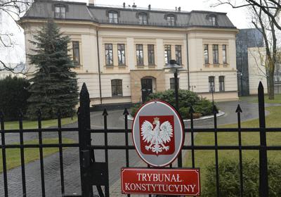 ARCHIVO - En esta foto del 20 de diciembre de 2017, se ve la Corte Constitucional de Polonia en Varsovia. El 7 de octubre del 2021, el tribunal falló que algunas leyes de la Unión Europea están en conflicto con la constitución polaca. (AP Foto/Czarek Sokolowski)