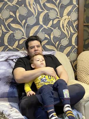 La foto provista por Angel Quintana muestra a César Quintana con su hijo Alexander Quintana. Quintana dijo que está tratando de sacar a su hijo de Ucrania, adonde lo llevó sin permiso su madre en 2020. Se debía realizar una audiencia en marzo de 2022, pero debido a la invasión rusa no está claro cómo se puede sacar al niño del país para regresarlo a California. (Cortesía de Angel Quintana via AP)