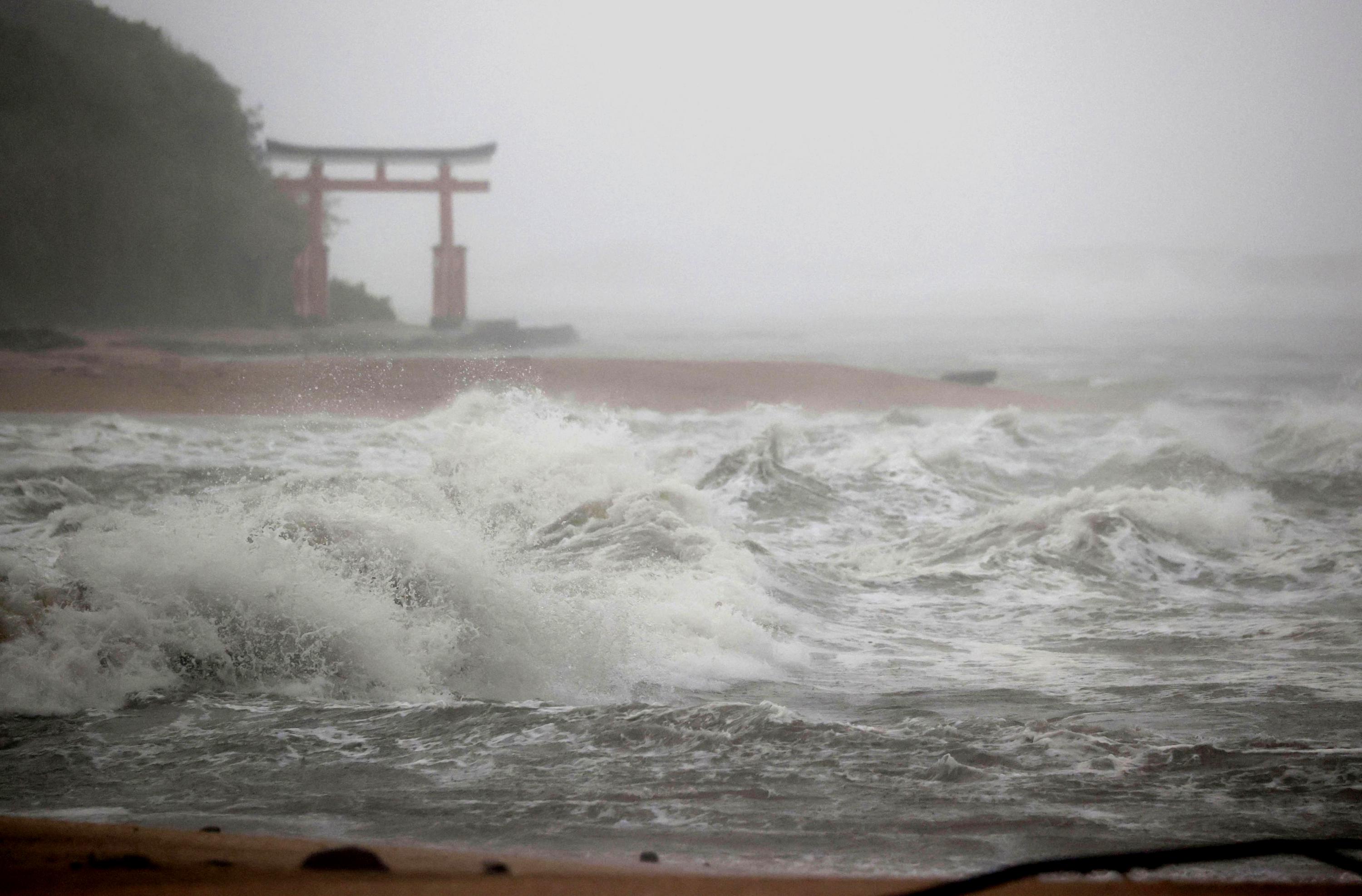 الإعصار القوي يضرب جنوب اليابان ؛ تم إجلاء الآلاف 3000