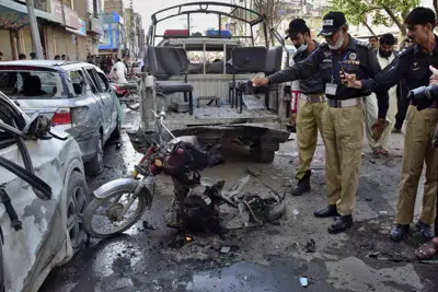 Policías inspeccionan el lugar del estallido de una bomba caminera en Quetta, Pakistán, el lunes 10 de abril de 2023. (AP Foto/Arshad Butt)