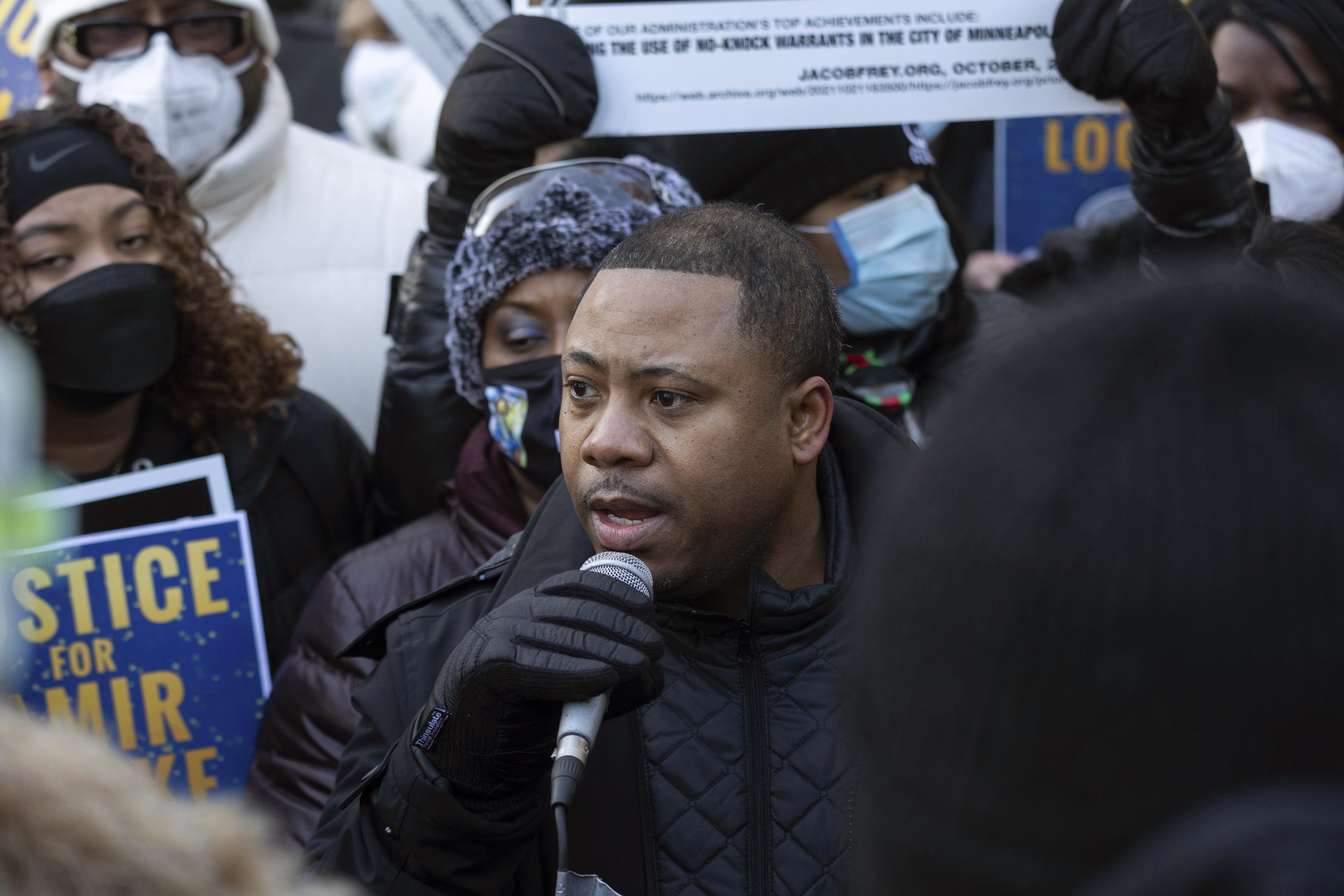Minnesota lawmakers seek no-knock ban after Amir Locke death | AP News