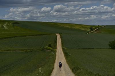 Un peregrino recorre el Camino de Santiago el martes 31 de mayo de 2022 en dirección a Santo Domingo de La Calzada, en el norte de España. (AP Foto/Álvaro Barrientos)