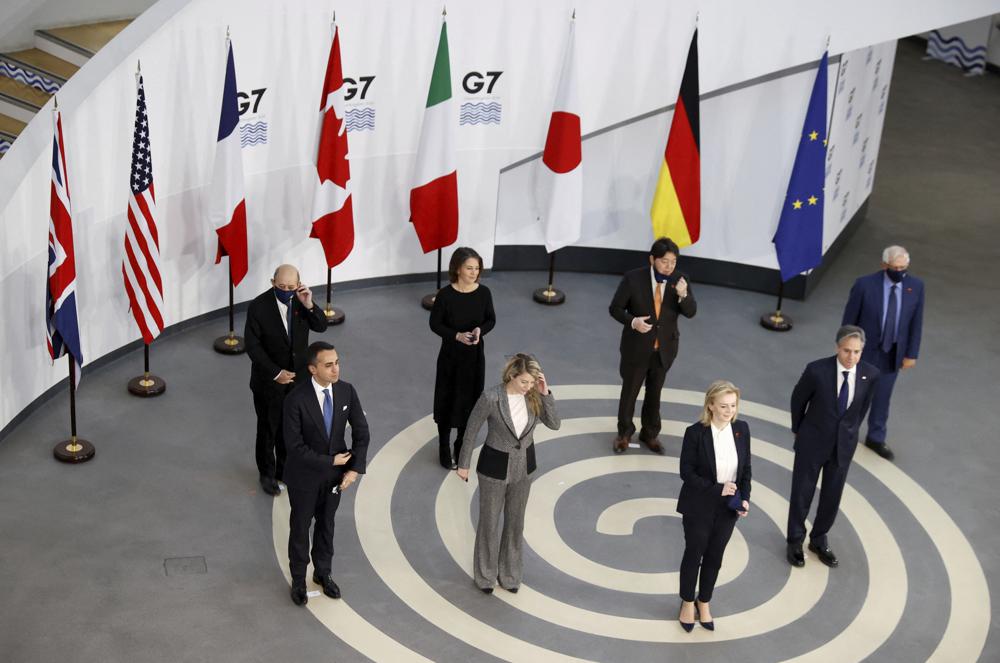 Los cancilleres del G7 posan para una foto en el Museo de Liverpool el sábado, 11 de diciembre del 2021, antes de iniciar conversaciones el fin de semana, en momentos de crecientes tensions con Rusia, China e Irán.  (Phil Noble/Pool vía AP)