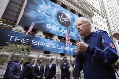 Fotografía de archivo del lunes 28 de octubre de Richard Branson, derecha, fundador de Virgin Galactic, y ejecutivos de la empresa reunidos para una sesión de fotos afuera de la Bolsa de Valores de Nueva York. (AP Foto/Richard Drew, Archivo)
