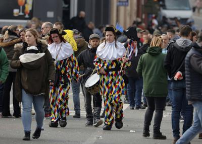 La escena después de que un automóvil embistió a peatones en Strepy-Bracquenies, Bélgica, el 20 de marzo del 2022. (Foto AP/Olivier Matthys)