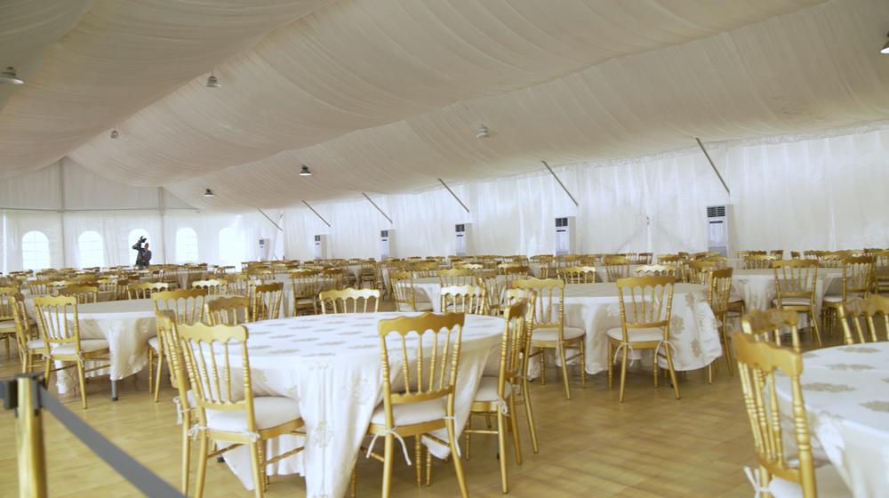 En esta foto tomada de un video, una vista de un restaurante en la villa de aficionados en Doha, Qatar, el miércoles 9 de noviembre de 2022. Qatar inauguró el miércoles una villa de aficionados con 6.000 cabañas en un lote aislado cerca de su aeropuerto internacional, una oferta para vivienda hacia el extremo inferior de lo que está disponible para la próxima Copa del Mundo a pocos días de comenzar. (Foto AP/Lujain Jo)