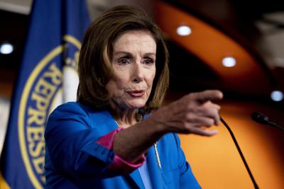 La presidenta de la Cámara de Representantes de Estados Unidos, Nancy Pelosi, durante su rueda de prensa semanal en el Capitolio, Washington, el 30 de septiembre de 2021. (AP Foto/Andrew Harnik)